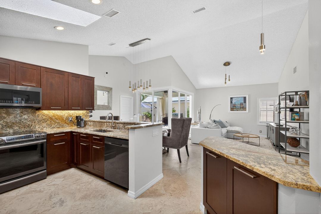 Active With Contract: $650,000 (3 beds, 2 baths, 1467 Square Feet)