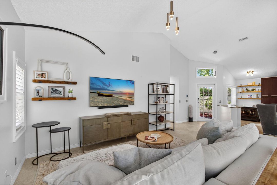 Active With Contract: $650,000 (3 beds, 2 baths, 1467 Square Feet)