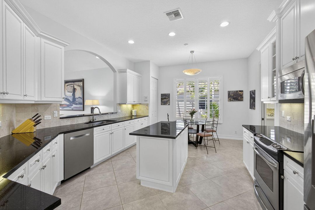 En Venta: $661,900 (3 camas, 3 baños, 2743 Pies cuadrados)