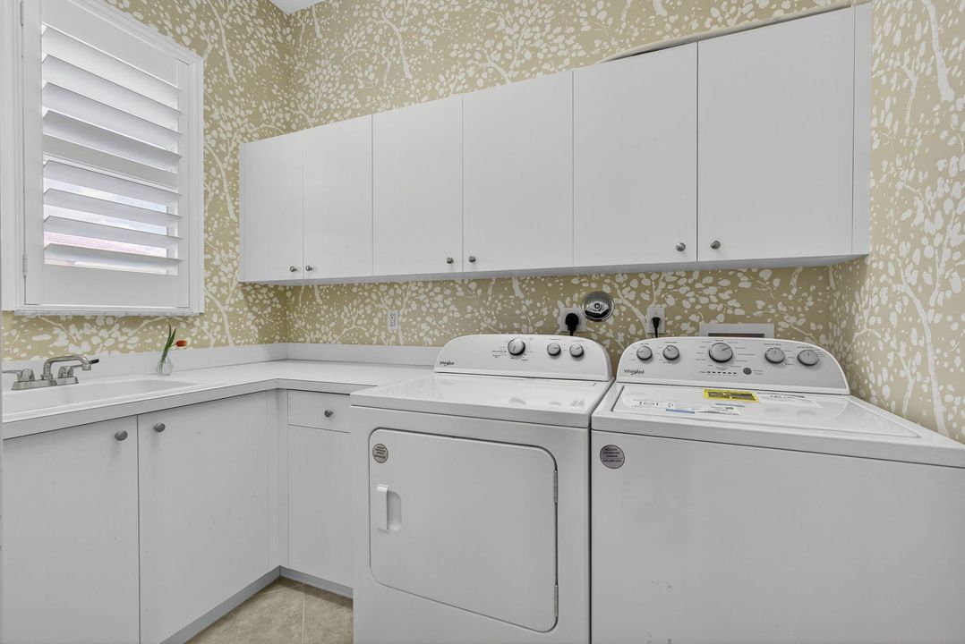 En Venta: $661,900 (3 camas, 3 baños, 2743 Pies cuadrados)