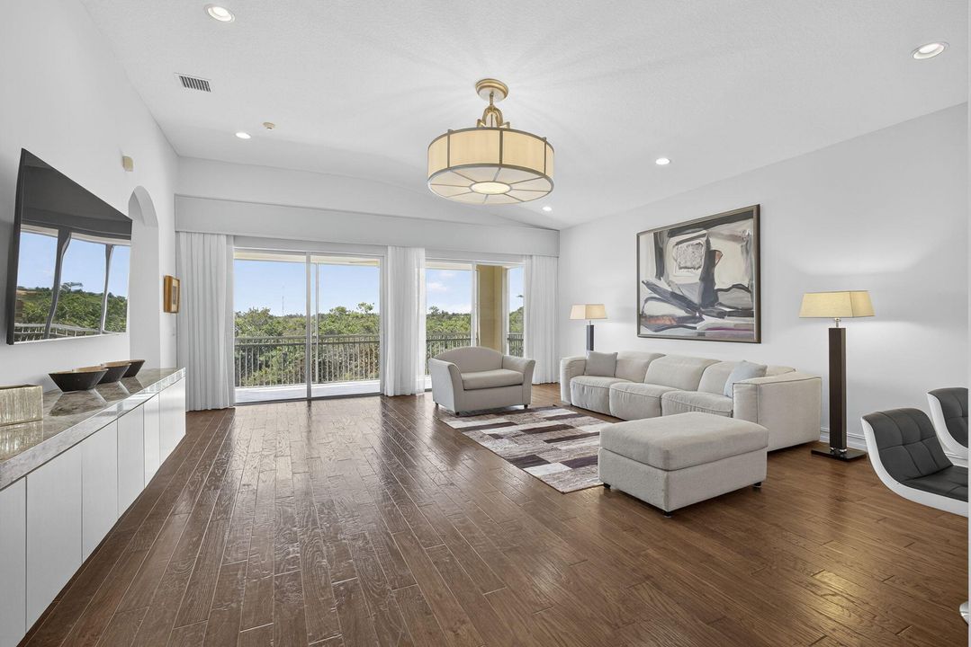 En Venta: $661,900 (3 camas, 3 baños, 2743 Pies cuadrados)