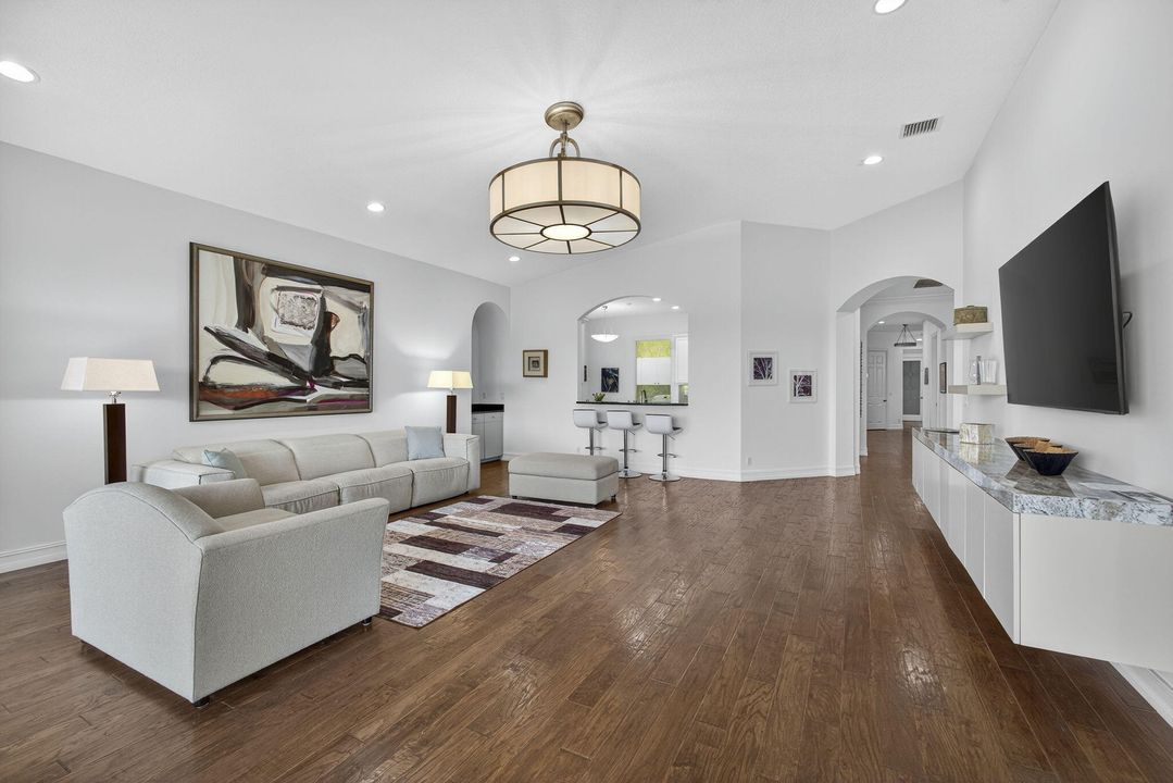 En Venta: $661,900 (3 camas, 3 baños, 2743 Pies cuadrados)