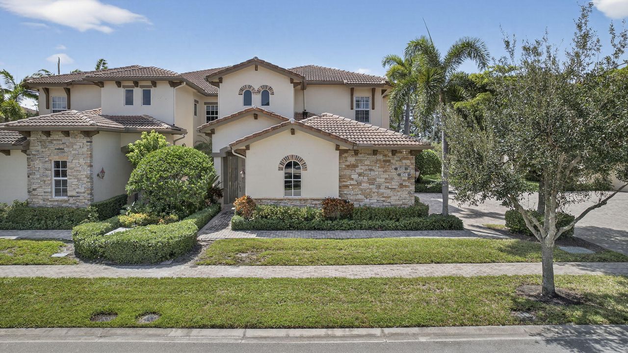 En Venta: $661,900 (3 camas, 3 baños, 2743 Pies cuadrados)