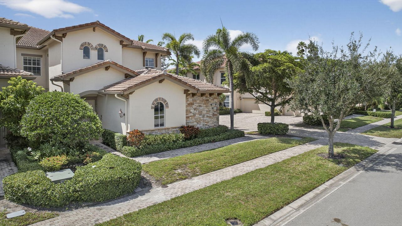 En Venta: $661,900 (3 camas, 3 baños, 2743 Pies cuadrados)