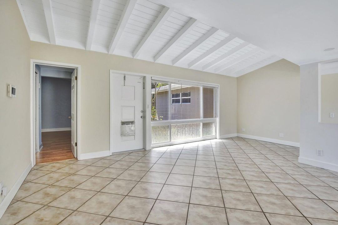 Activo con contrato: $4,000 (3 camas, 2 baños, 1465 Pies cuadrados)