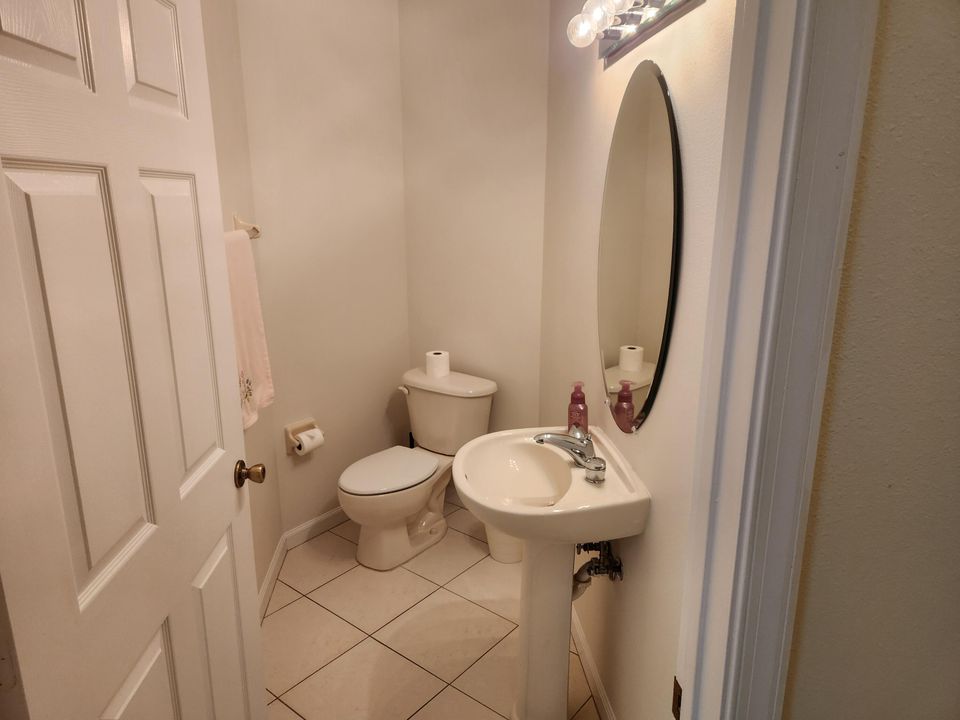 Activo con contrato: $1,700 (1 camas, 1 baños, 900 Pies cuadrados)