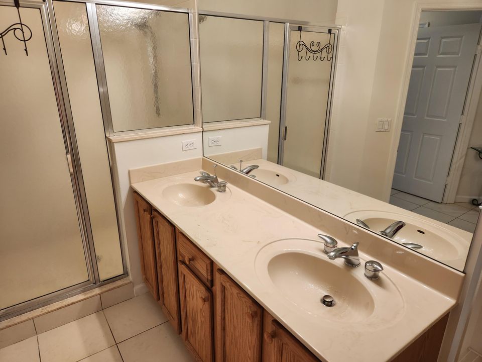 Activo con contrato: $1,700 (1 camas, 1 baños, 900 Pies cuadrados)