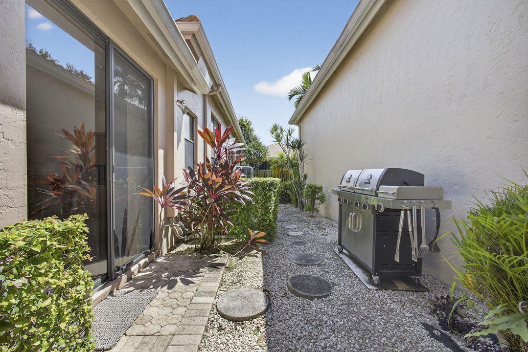 For Sale: $285,000 (3 beds, 2 baths, 1995 Square Feet)