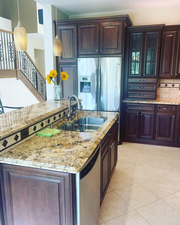 合同活跃: $6,000 (3 贝兹, 2 浴室, 2317 平方英尺)