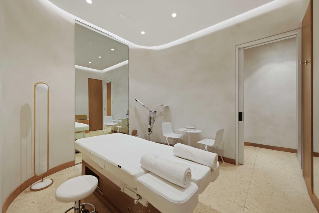 For Sale: $4,850,000 (3 beds, 2 baths, 2561 Square Feet)