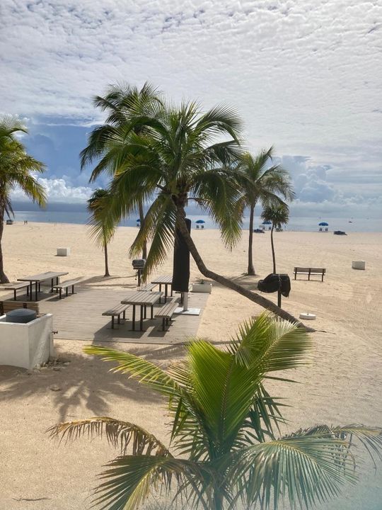 Active With Contract: $4,400 (2 beds, 2 baths, 1500 Square Feet)