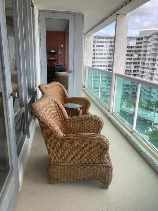 Active With Contract: $4,400 (2 beds, 2 baths, 1500 Square Feet)