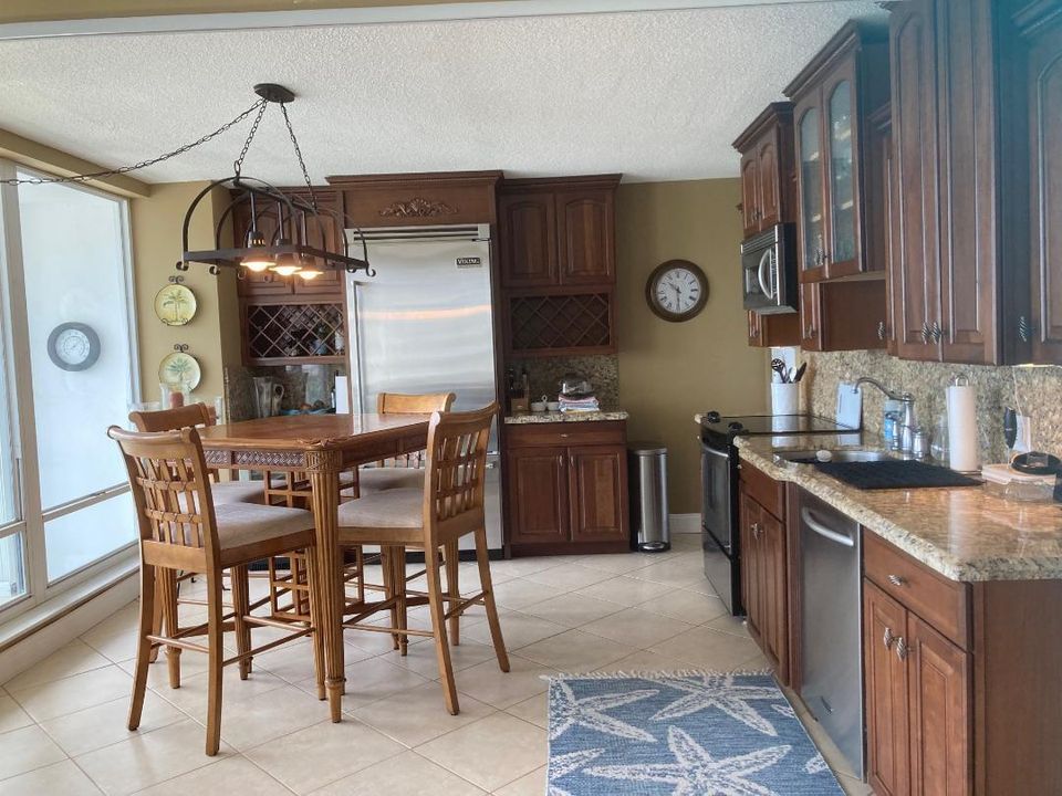 Active With Contract: $4,400 (2 beds, 2 baths, 1500 Square Feet)