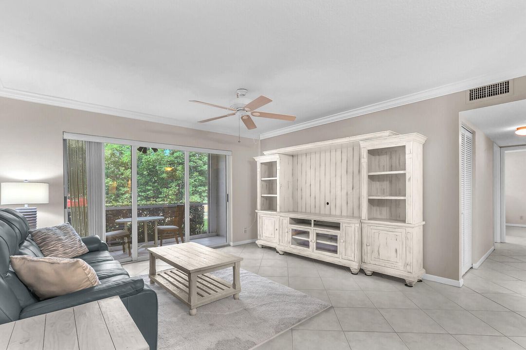 For Sale: $319,000 (2 beds, 2 baths, 1090 Square Feet)