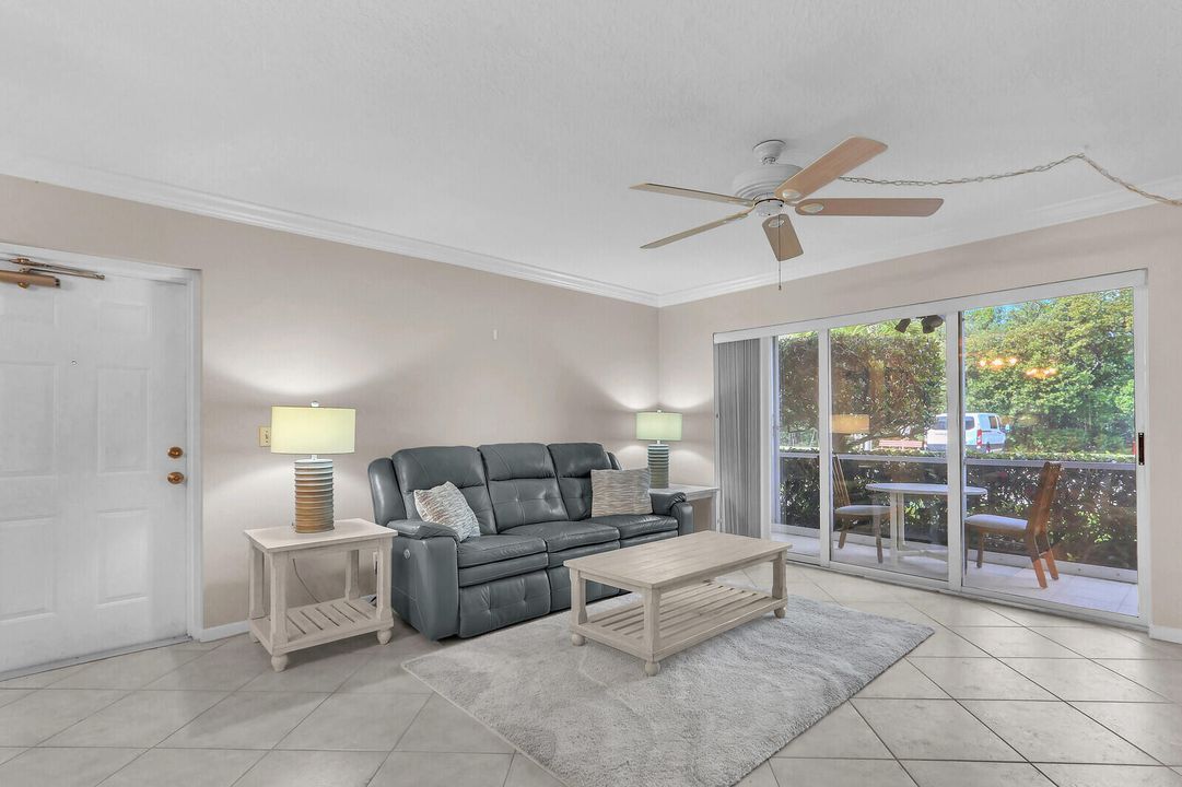 For Sale: $319,000 (2 beds, 2 baths, 1090 Square Feet)