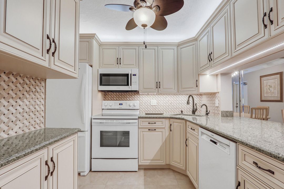 For Sale: $319,000 (2 beds, 2 baths, 1090 Square Feet)