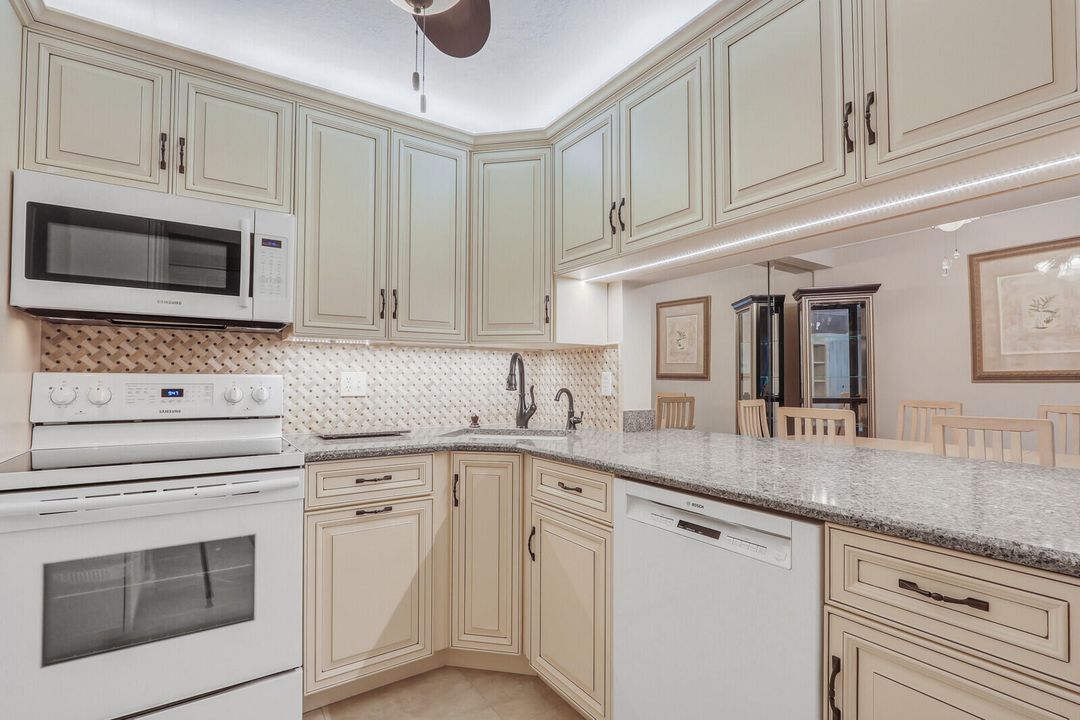 For Sale: $319,000 (2 beds, 2 baths, 1090 Square Feet)