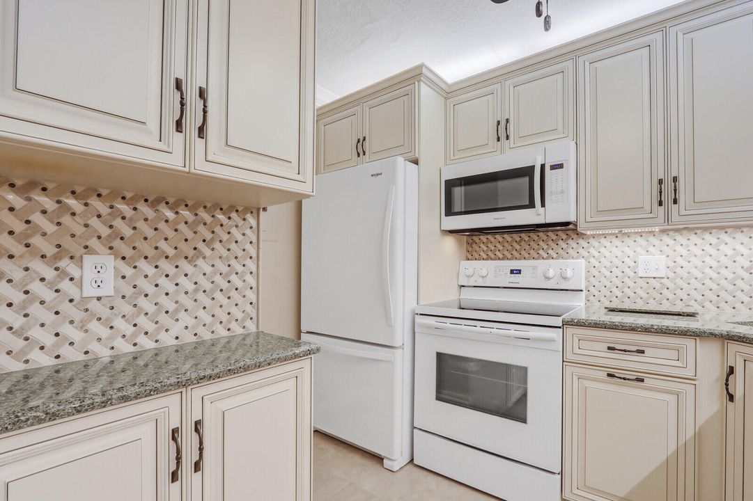 For Sale: $319,000 (2 beds, 2 baths, 1090 Square Feet)