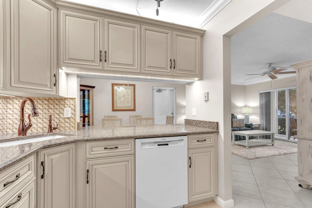 For Sale: $319,000 (2 beds, 2 baths, 1090 Square Feet)