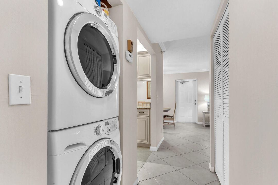 For Sale: $319,000 (2 beds, 2 baths, 1090 Square Feet)