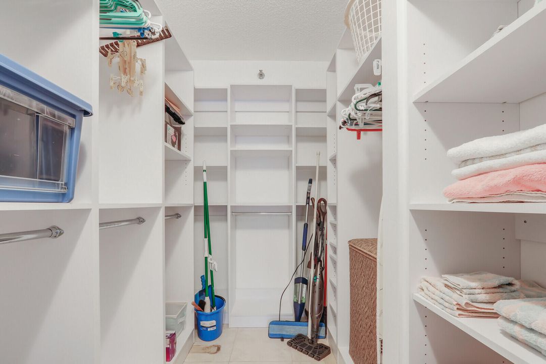 For Sale: $319,000 (2 beds, 2 baths, 1090 Square Feet)