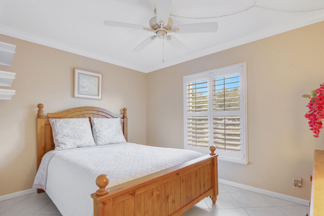 For Sale: $319,000 (2 beds, 2 baths, 1090 Square Feet)