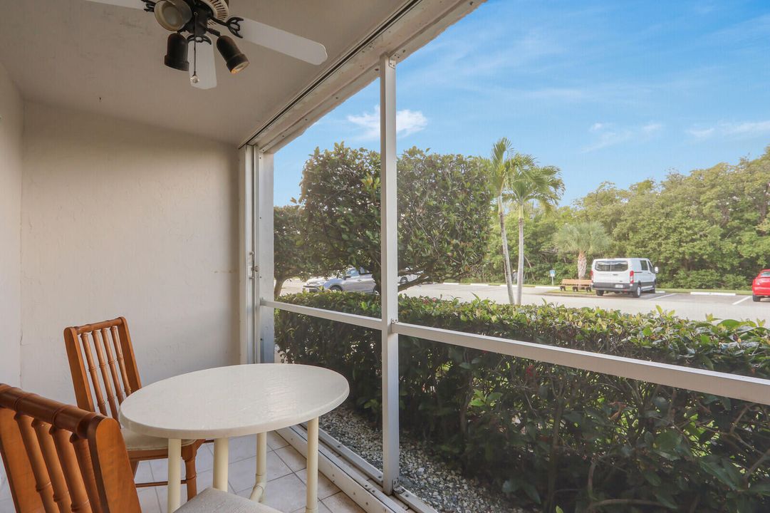 For Sale: $319,000 (2 beds, 2 baths, 1090 Square Feet)