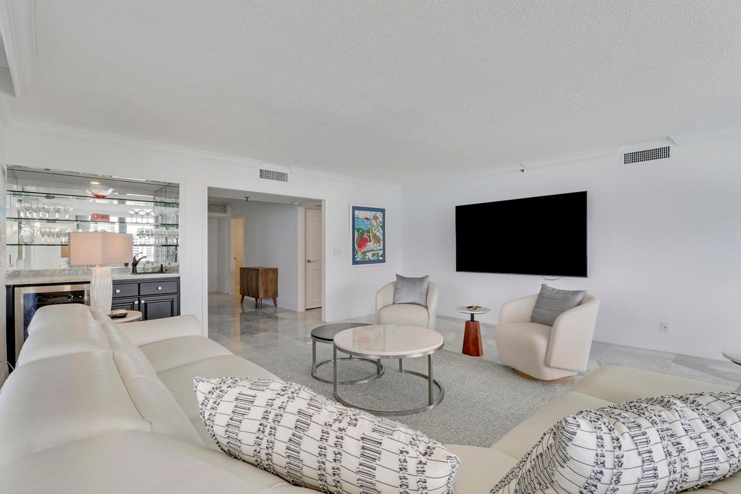 合同活跃: $15,000 (3 贝兹, 3 浴室, 2614 平方英尺)