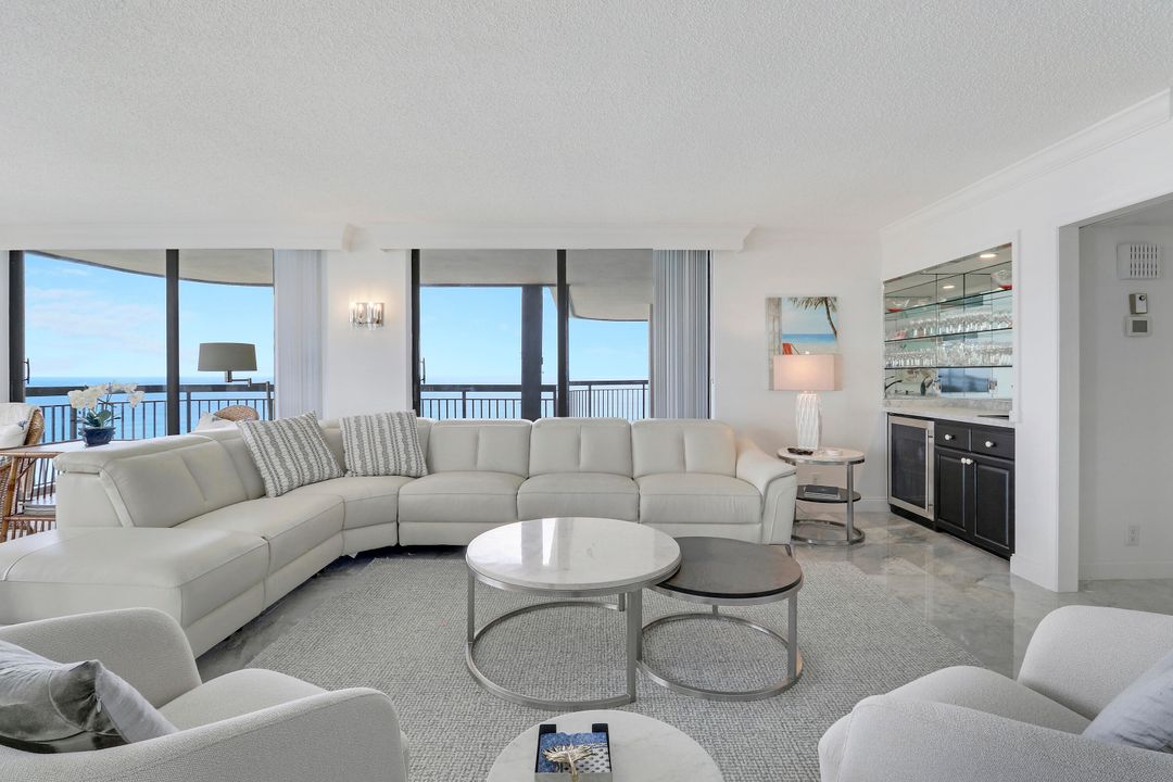 合同活跃: $15,000 (3 贝兹, 3 浴室, 2614 平方英尺)