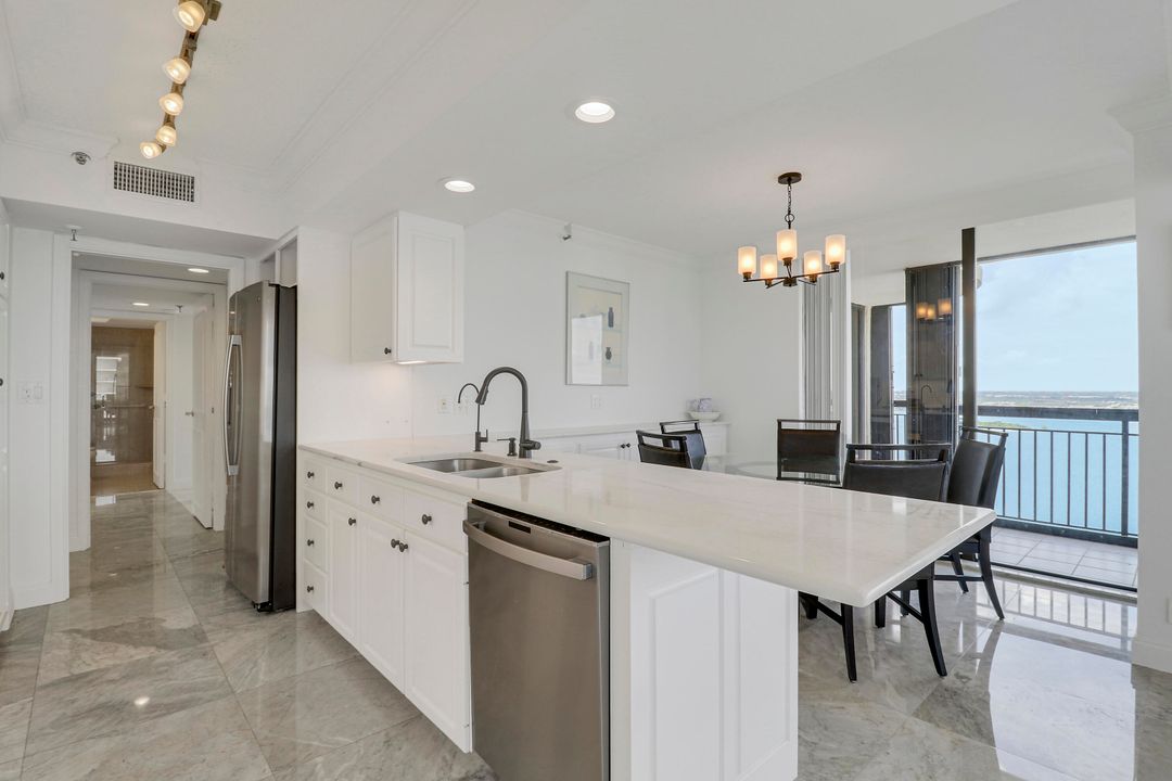 合同活跃: $15,000 (3 贝兹, 3 浴室, 2614 平方英尺)