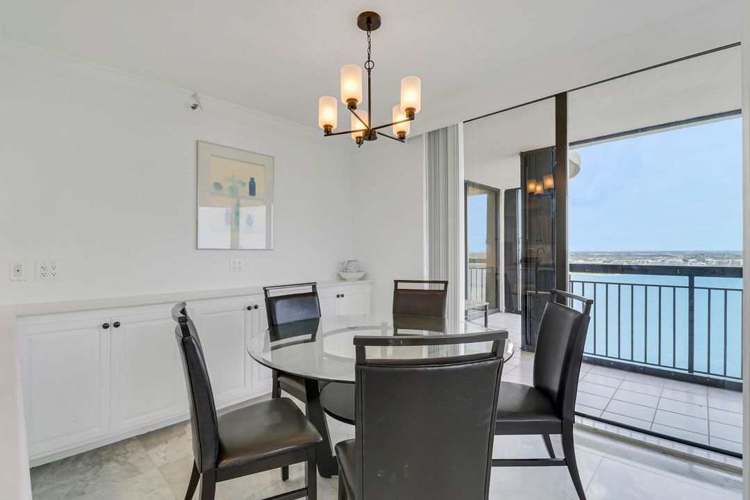 合同活跃: $15,000 (3 贝兹, 3 浴室, 2614 平方英尺)