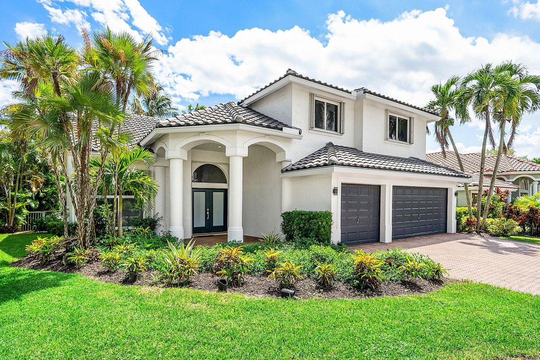 合同活跃: $975,000 (4 贝兹, 3 浴室, 2935 平方英尺)