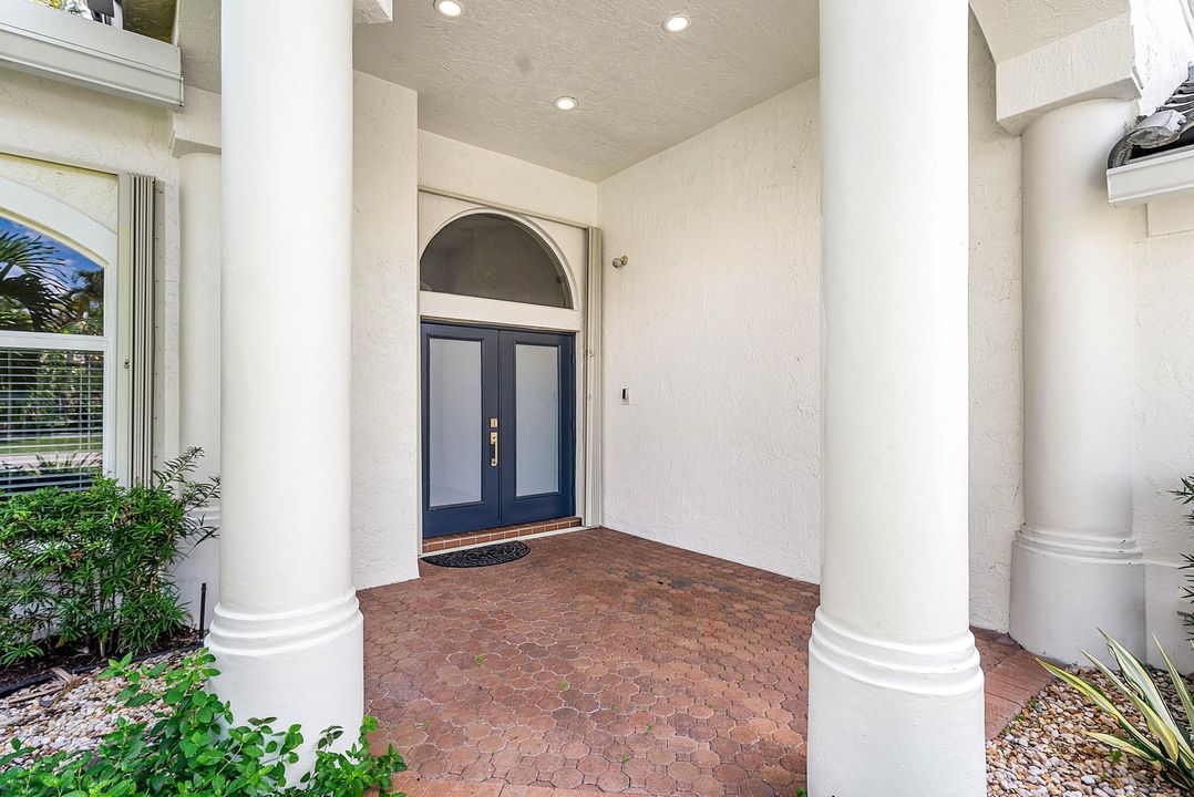 合同活跃: $975,000 (4 贝兹, 3 浴室, 2935 平方英尺)