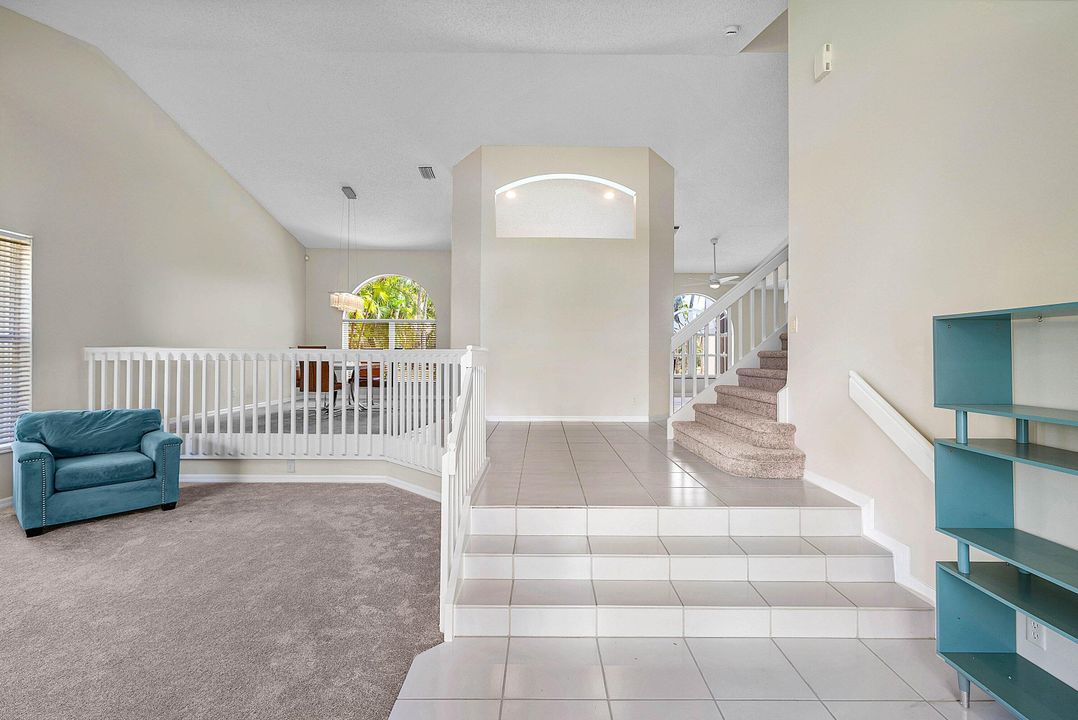 合同活跃: $975,000 (4 贝兹, 3 浴室, 2935 平方英尺)