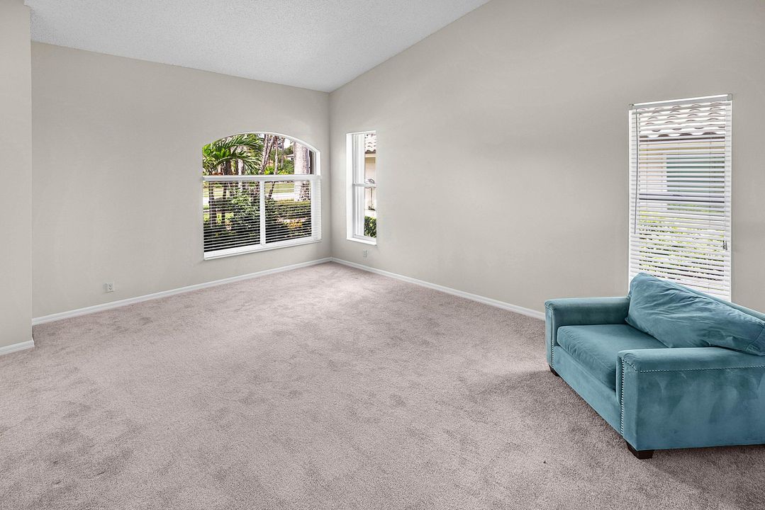 合同活跃: $975,000 (4 贝兹, 3 浴室, 2935 平方英尺)