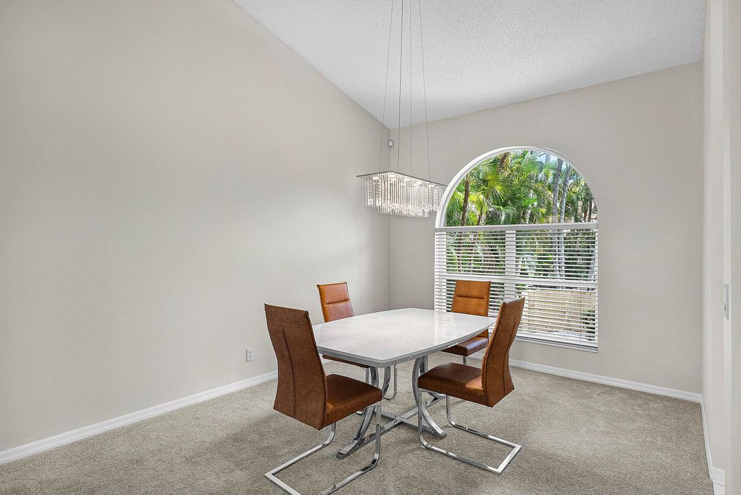 合同活跃: $975,000 (4 贝兹, 3 浴室, 2935 平方英尺)