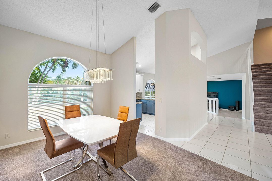 合同活跃: $975,000 (4 贝兹, 3 浴室, 2935 平方英尺)