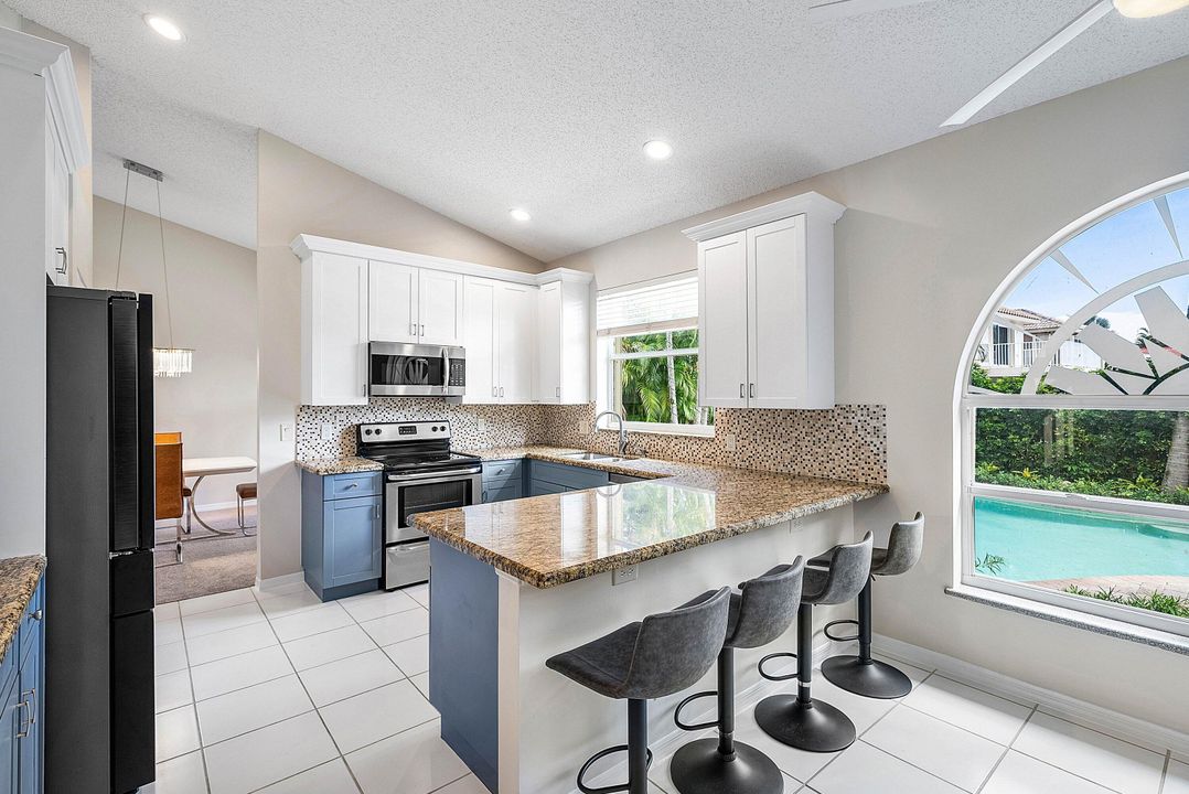 合同活跃: $975,000 (4 贝兹, 3 浴室, 2935 平方英尺)