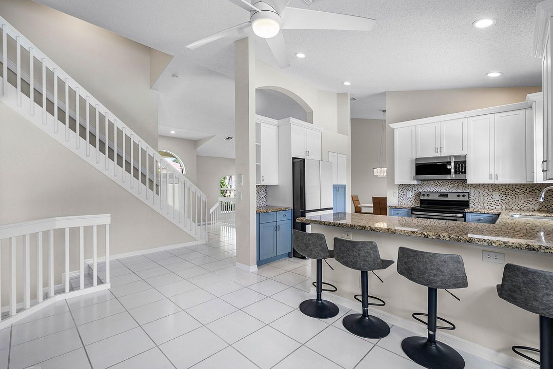 合同活跃: $975,000 (4 贝兹, 3 浴室, 2935 平方英尺)