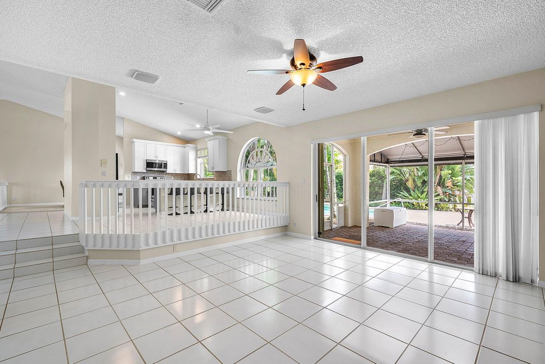 合同活跃: $975,000 (4 贝兹, 3 浴室, 2935 平方英尺)