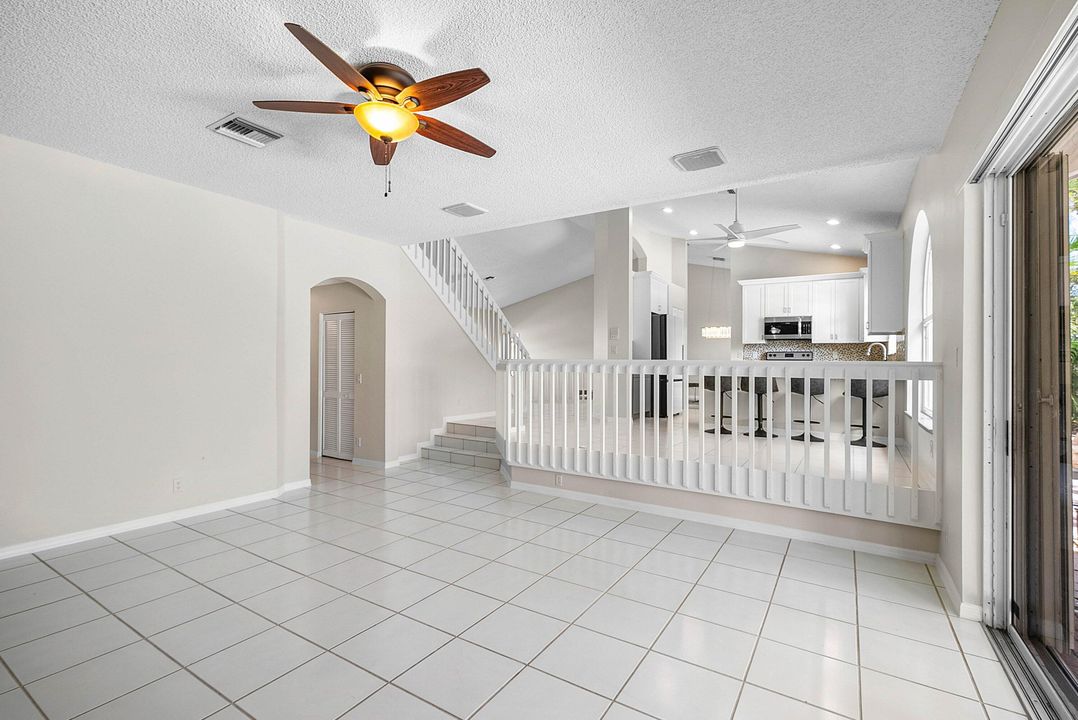 合同活跃: $975,000 (4 贝兹, 3 浴室, 2935 平方英尺)