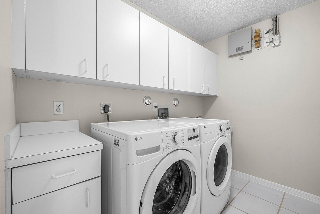 合同活跃: $975,000 (4 贝兹, 3 浴室, 2935 平方英尺)