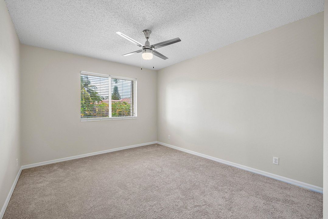 合同活跃: $975,000 (4 贝兹, 3 浴室, 2935 平方英尺)