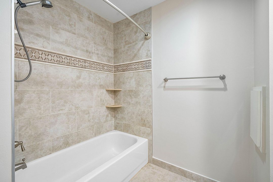 合同活跃: $975,000 (4 贝兹, 3 浴室, 2935 平方英尺)