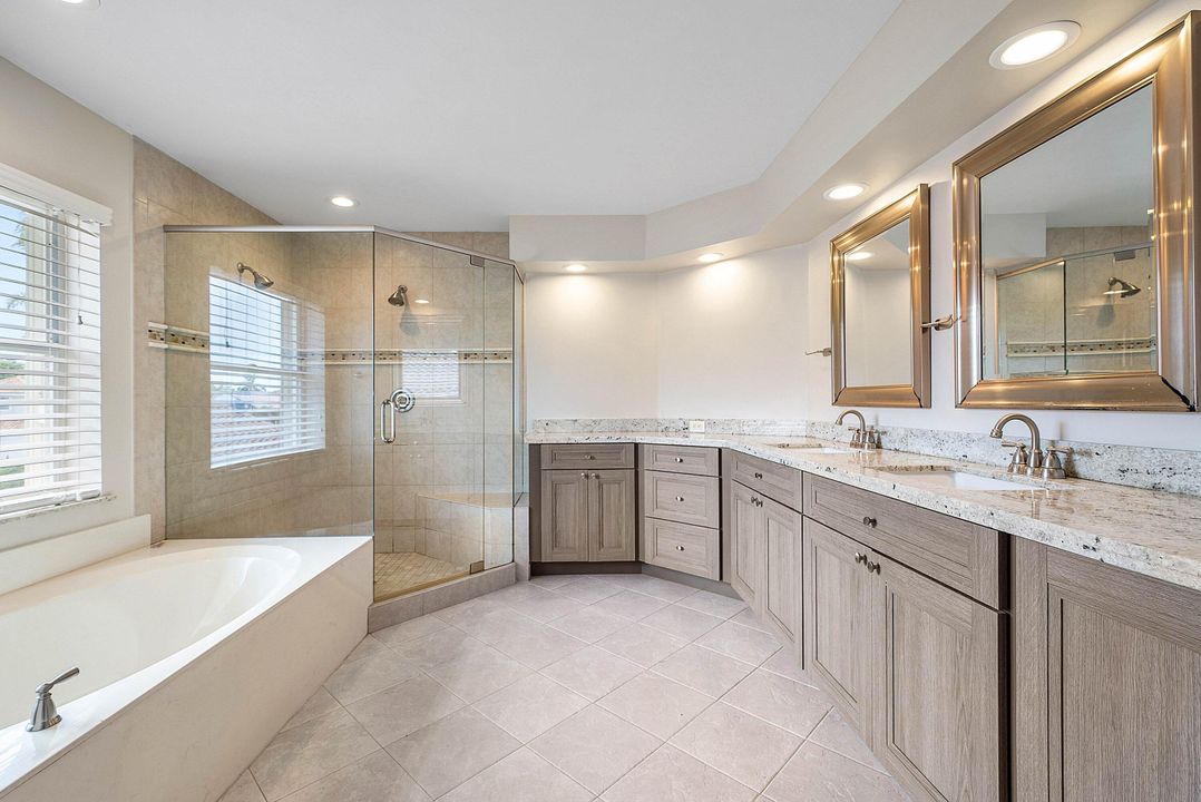 合同活跃: $975,000 (4 贝兹, 3 浴室, 2935 平方英尺)