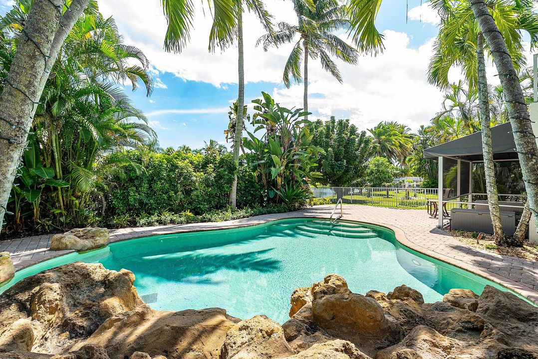 合同活跃: $975,000 (4 贝兹, 3 浴室, 2935 平方英尺)