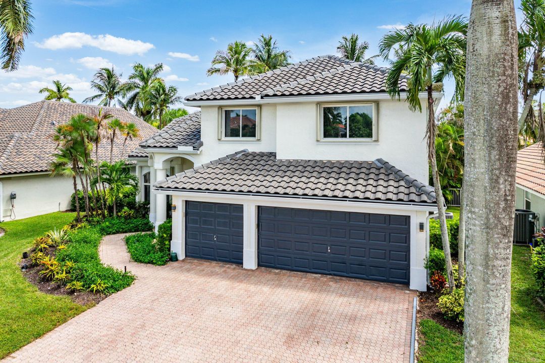 合同活跃: $975,000 (4 贝兹, 3 浴室, 2935 平方英尺)