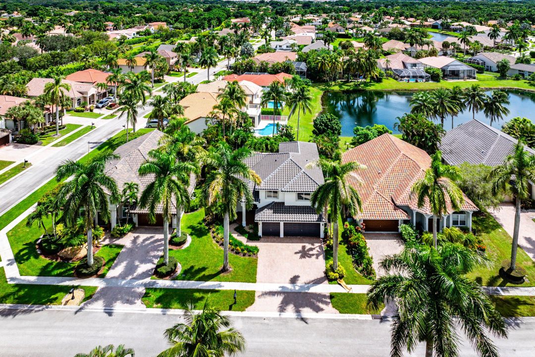 合同活跃: $975,000 (4 贝兹, 3 浴室, 2935 平方英尺)