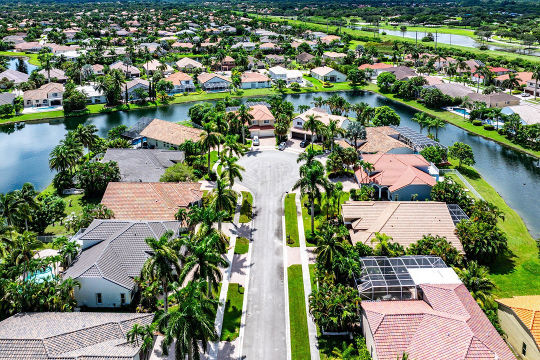 合同活跃: $975,000 (4 贝兹, 3 浴室, 2935 平方英尺)