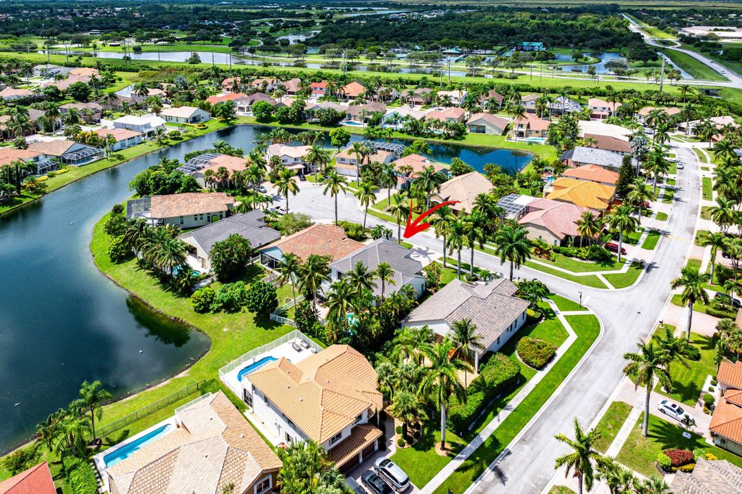 合同活跃: $975,000 (4 贝兹, 3 浴室, 2935 平方英尺)